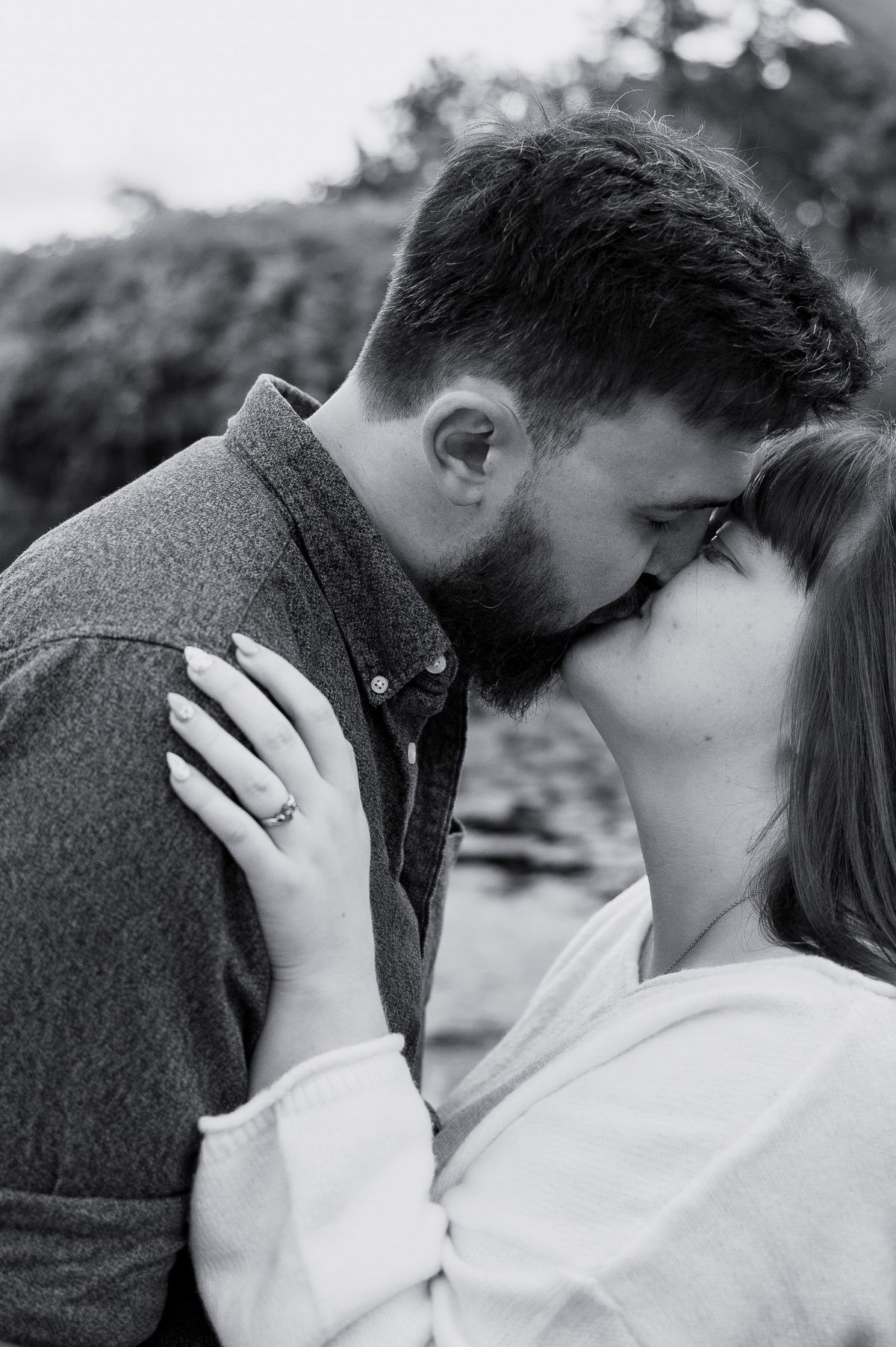 Adele and Jack kissing, black and white